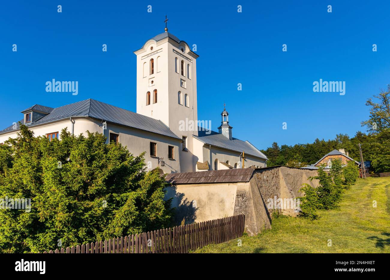 Swieta Katarzyna, Pologne - 5 juin 2022: St. Église Catherine et couvent bénédictin dans le village de Swieta Katarzyna près de Bodzentyn à Swietokrzyskie mou Banque D'Images