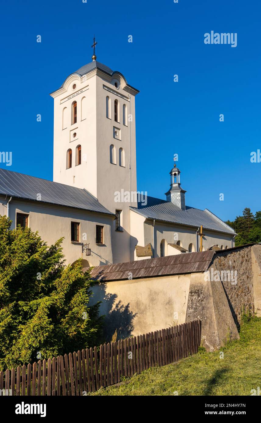 Swieta Katarzyna, Pologne - 5 juin 2022: St. Église Catherine et couvent bénédictin dans le village de Swieta Katarzyna près de Bodzentyn à Swietokrzyskie mou Banque D'Images