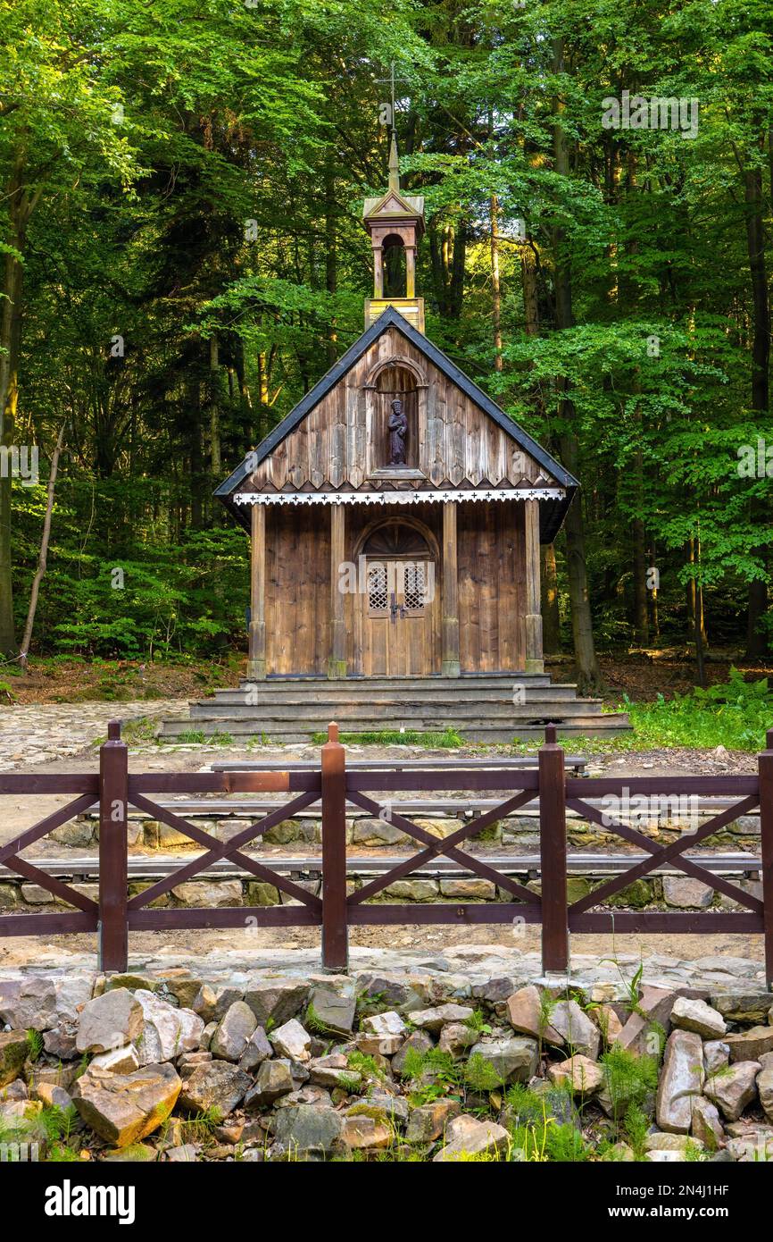 Swieta Katarzyna, Pologne - 5 juin 2022: Sanctuaire forestier traditionnel de Saint François dans le village de Swieta Katarzyna près de Bodzentyn sur le chemin touristique de Lysica Banque D'Images