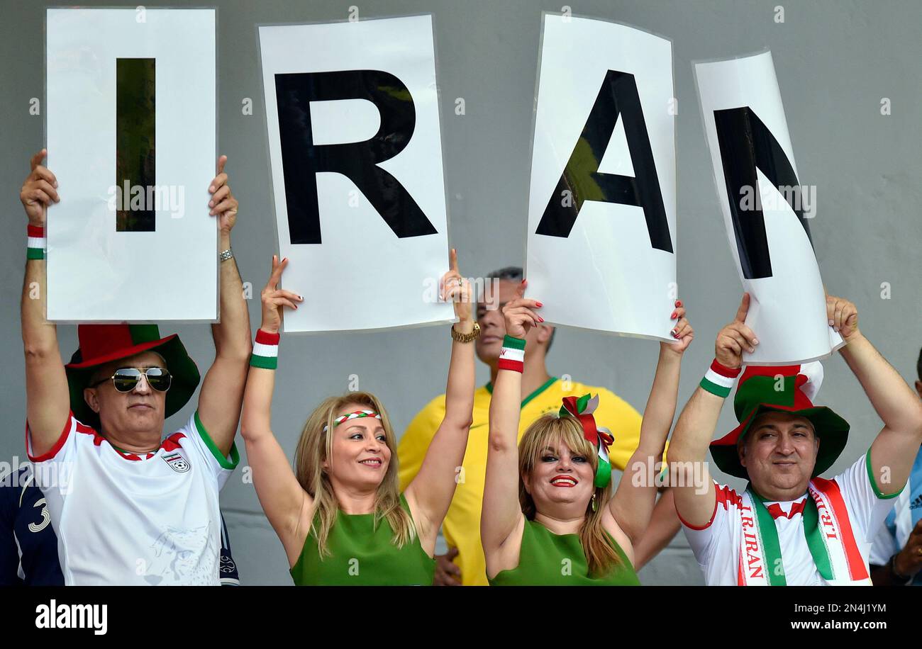 Iran national team supporters hold up their country's letters before the group F World Cup soccer match between Argentina and Iran at the Mineirao Stadium in Belo Horizonte, Brazil, Saturday, June 21, 2014. (AP Photo/Martin Meissner) Banque D'Images