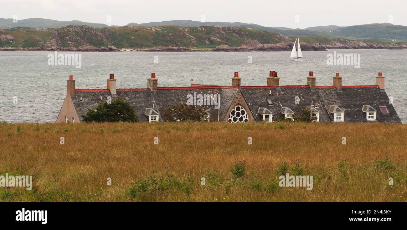 Les toits de la rangée historique de maisons mitoyennes, donnant sur le son d'Iona et le yacht Banque D'Images