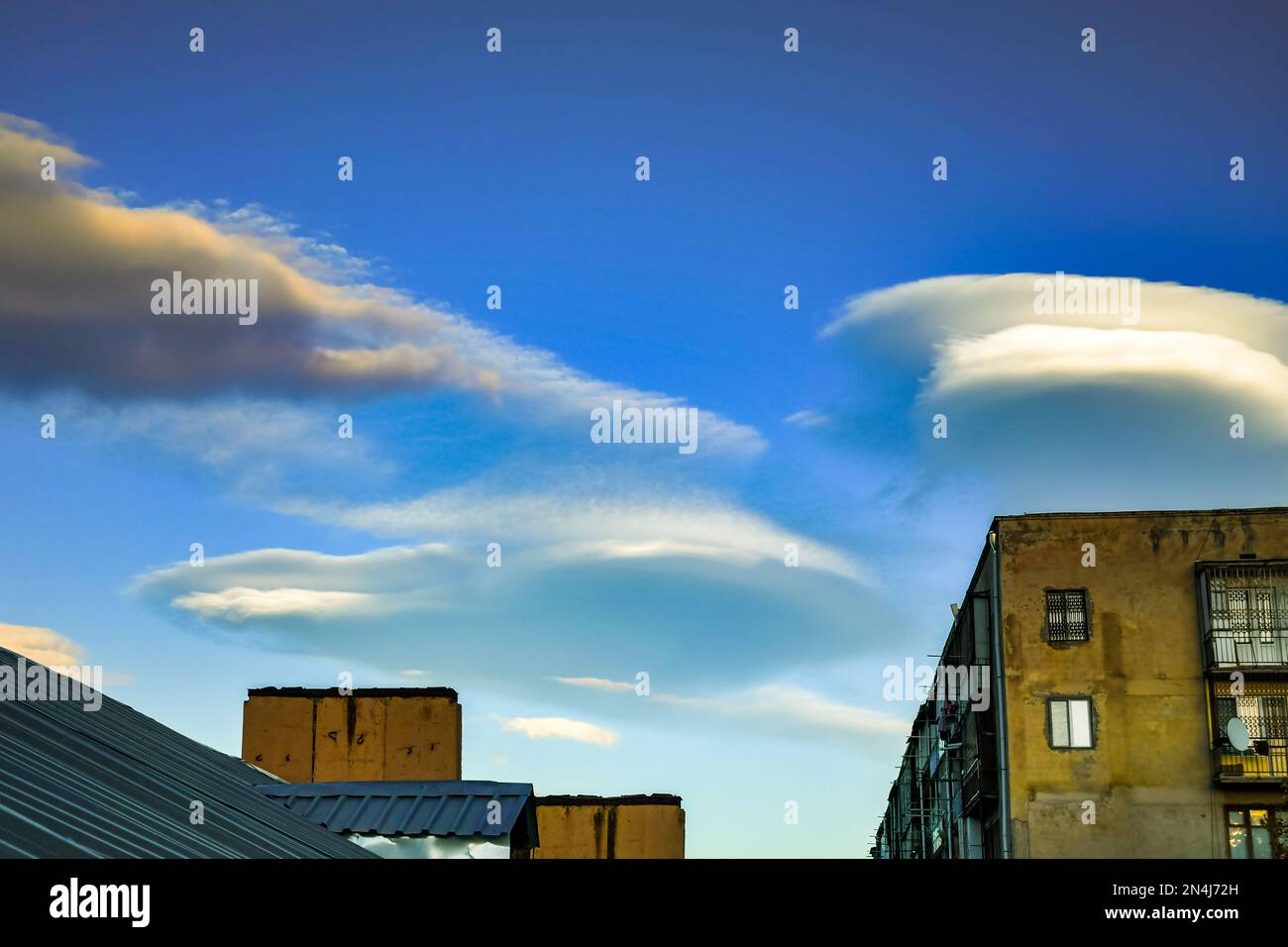 Les nuages lenticulaires sont un phénomène naturel plutôt rare. De tels nuages se forment sur les crêtes des ondes d'air ou entre deux couches d'air. Banque D'Images