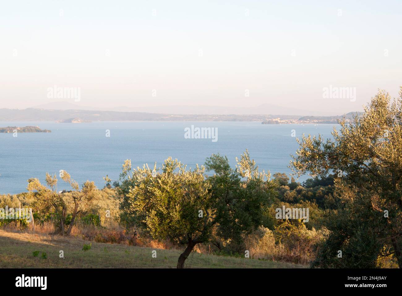 Belle vue sur le lac Bolsena, en Italie. Europe Banque D'Images