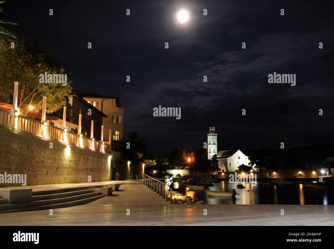 Monastère franciscain de notre-Dame de grâce dans la ville de Hvar la nuit, île de Hvar, Croatie Banque D'Images