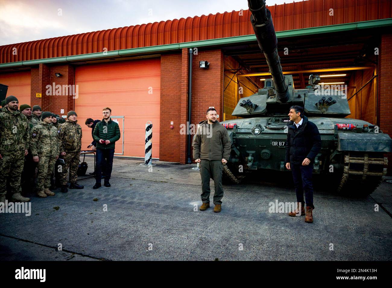 Lors d’une visite au Royaume-Uni, le président ukrainien Volodymyr Zelensky et le Premier ministre britannique Rishi Sunak ont visité la base militaire du camp de Bovington, où des soldats ukrainiens sont formés. Banque D'Images