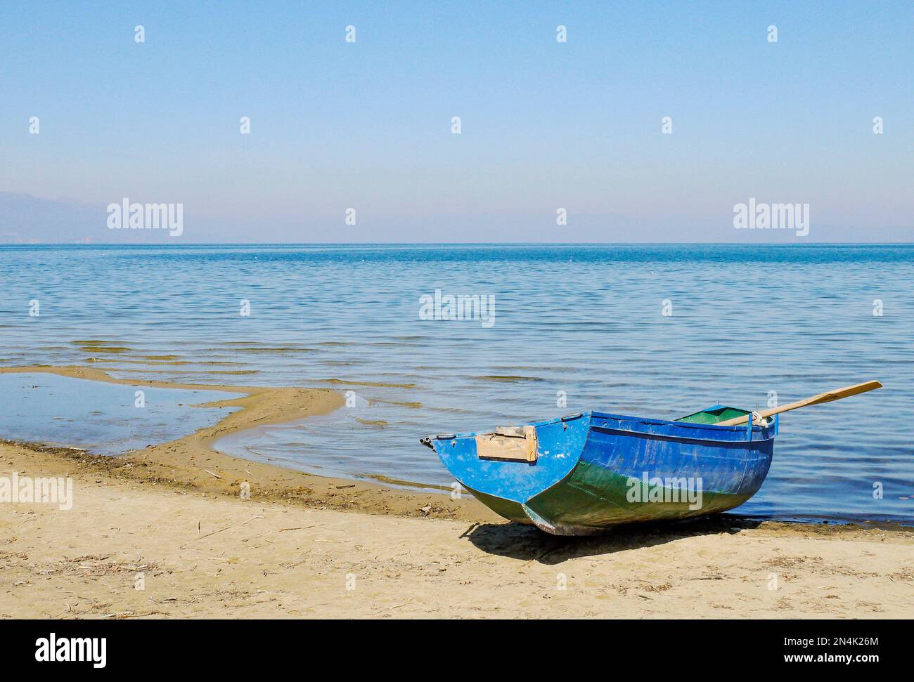 Petit bateau à rames bleu, lac Ohrid, Tushemisht, Albanie Banque D'Images