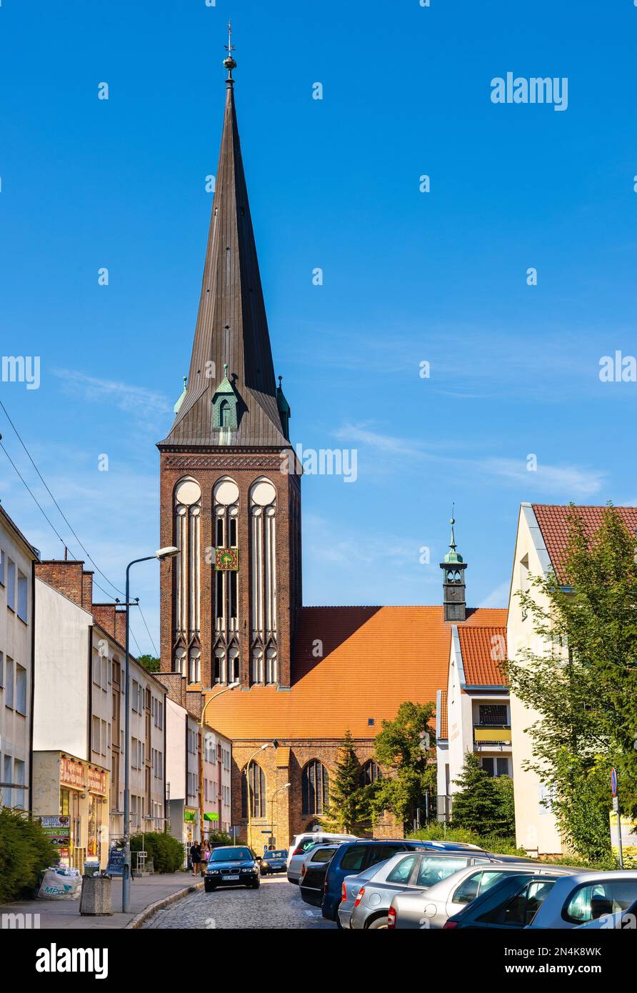 Stargard, Pologne - 11 août 2022 : église gothique Saint-Jean-Baptiste du XVe siècle dans le quartier historique de la vieille ville de Stargard Banque D'Images