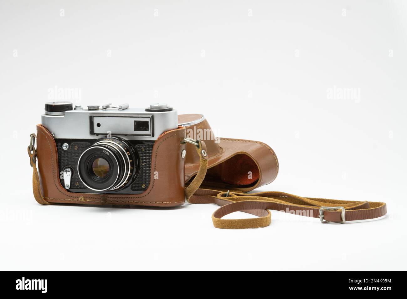 Ancien appareil photo de film vintage avec étui en cuir et bracelet en cuir isolé sur le backgorund blanc. Banque D'Images