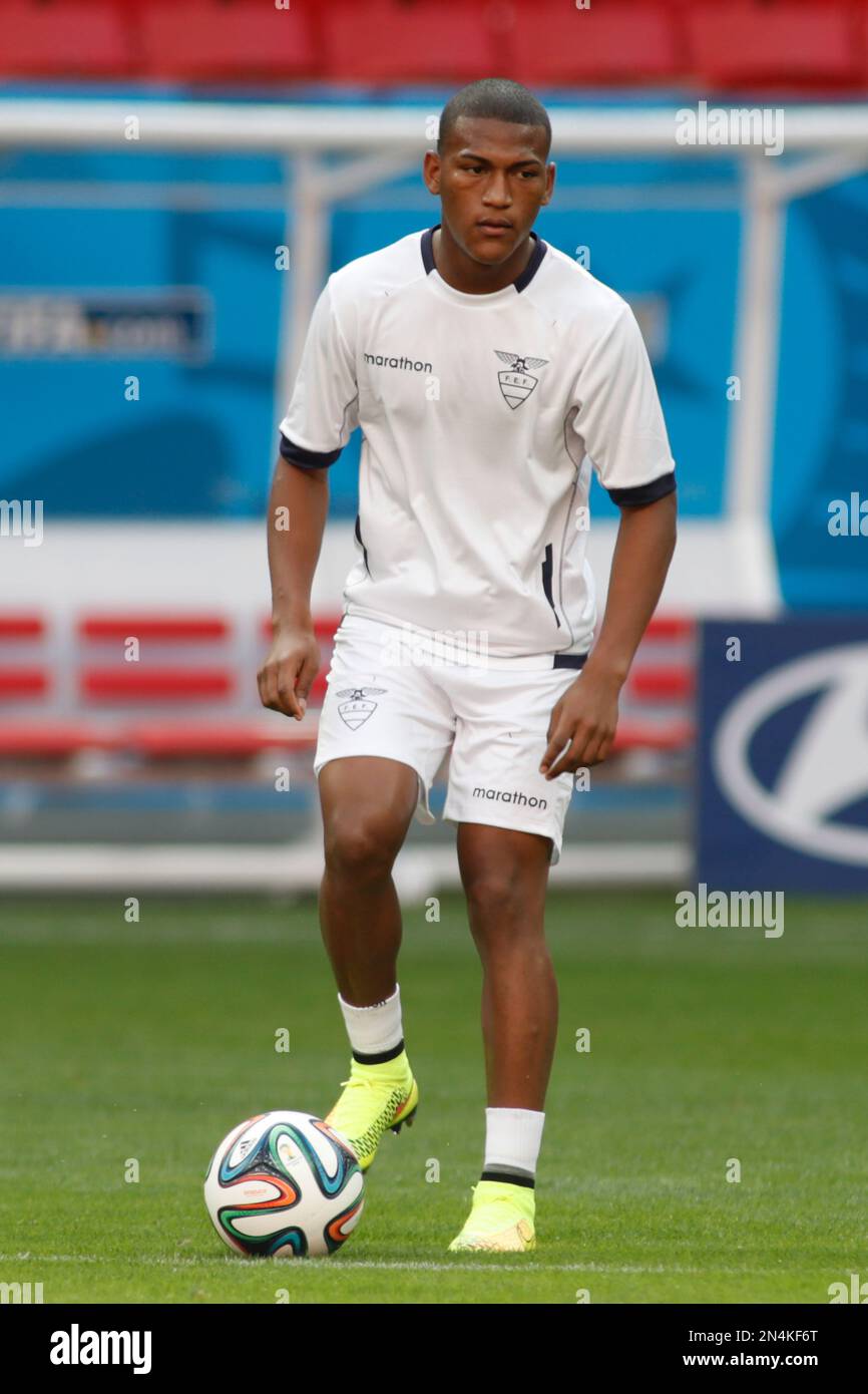 Ecuador's Frickson Erazo controls the ball during a practice session at the National Stadium in Brasilia, Brazil, Saturday, June 14, 2014. Ecuador will play in group E of the 2014 Brazil soccer World Cup. (AP Photo/Eraldo Peres) Banque D'Images