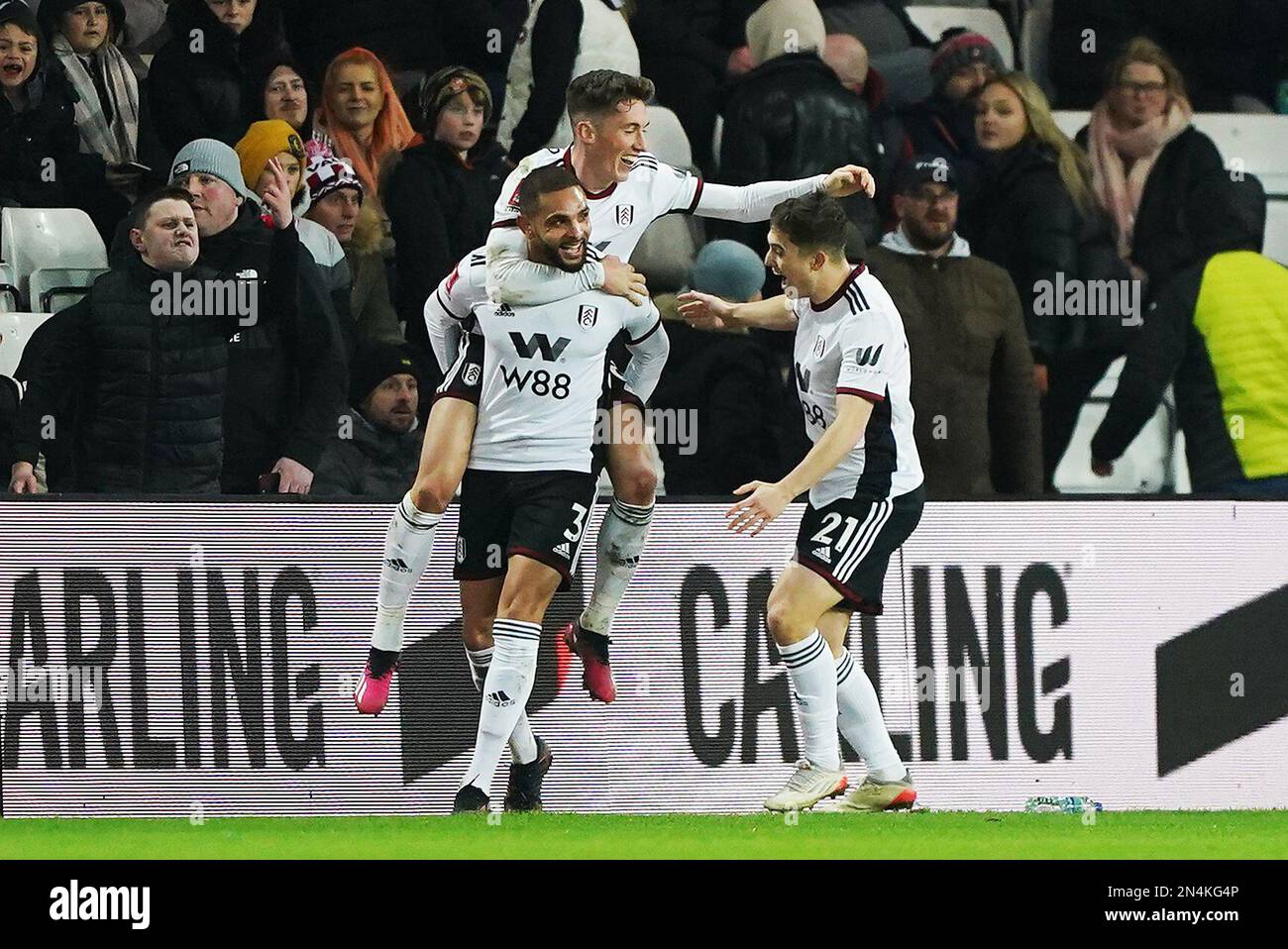 Layvin Kurzawa de Fulham (à gauche) célèbre le troisième but de leur partie lors de la quatrième répétition de la coupe FA au stade de Light, Sunderland. Date de la photo: Mercredi 8 février 2023. Banque D'Images