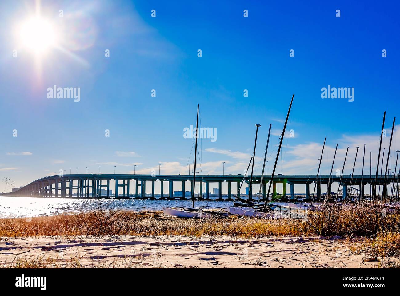 Le pont de Biloxi Bay est photographié de Front Beach, le 28 décembre 2022, à Ocean Springs, Mississippi. Banque D'Images