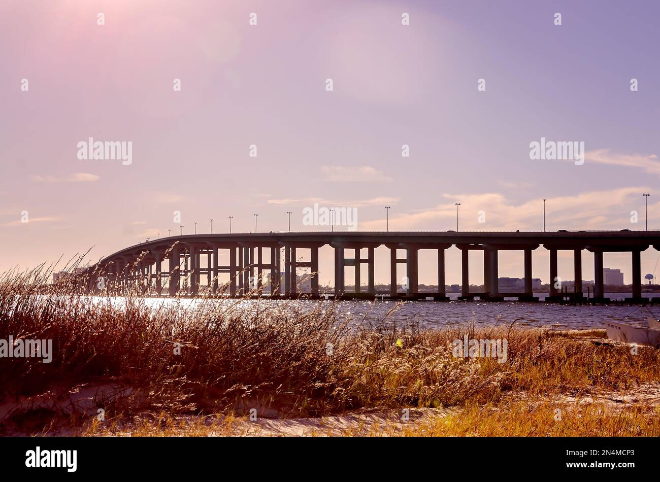 Le pont de Biloxi Bay est photographié de Front Beach, le 28 décembre 2022, à Ocean Springs, Mississippi. Banque D'Images