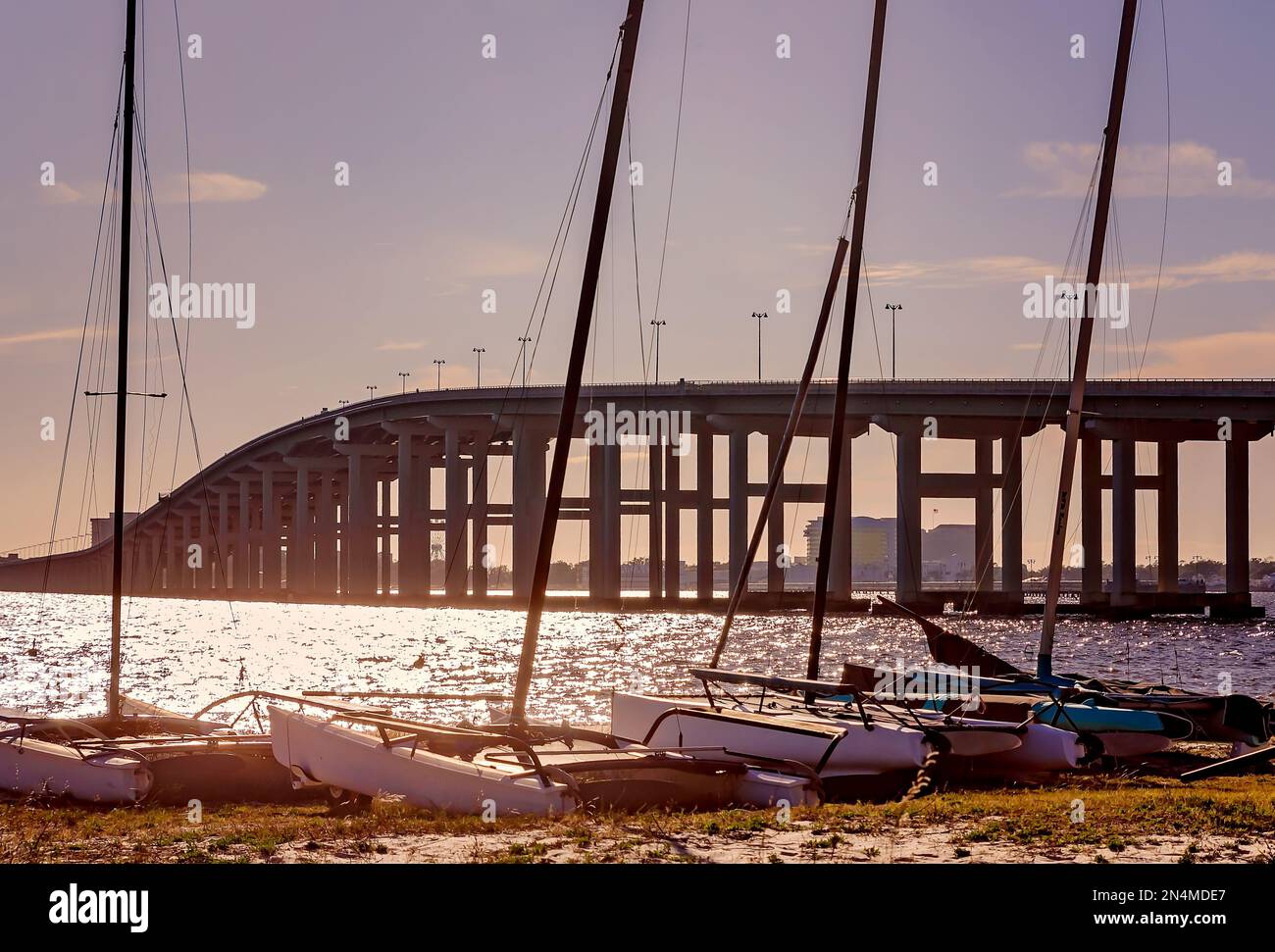 Le pont de Biloxi Bay est photographié de Front Beach, le 28 décembre 2022, à Ocean Springs, Mississippi. Banque D'Images