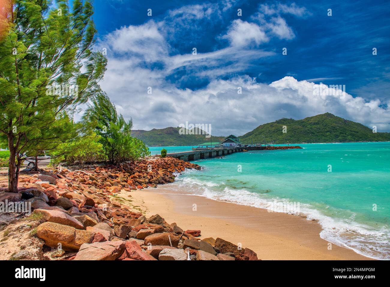 Paysage tropical incroyable de Praslin, Seychelles. Plage et végétation, concept de voyage Banque D'Images