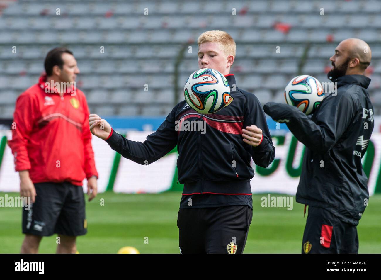 Belgium's national soccer team players Kevin De Bruyne, center, and Anthony Vanden Borre, right, practice during their last training in Belgium before leaving for Brazil at the King Baudouin stadium in Brussels, Sunday June 8, 2014. Belgium will play against South Korea, Russia and Algeria in Group H of the World Cup 2014 in Brazil. (AP Photo/Geert Vanden Wijngaert) Banque D'Images