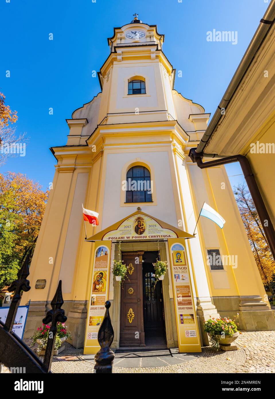 Andrychow, Pologne - 10 octobre 2022: St. Eglise Matthias, kosciol sw. Macieja, sous les couleurs de l'automne dans le quartier historique de la vieille ville d'Andrychow Banque D'Images
