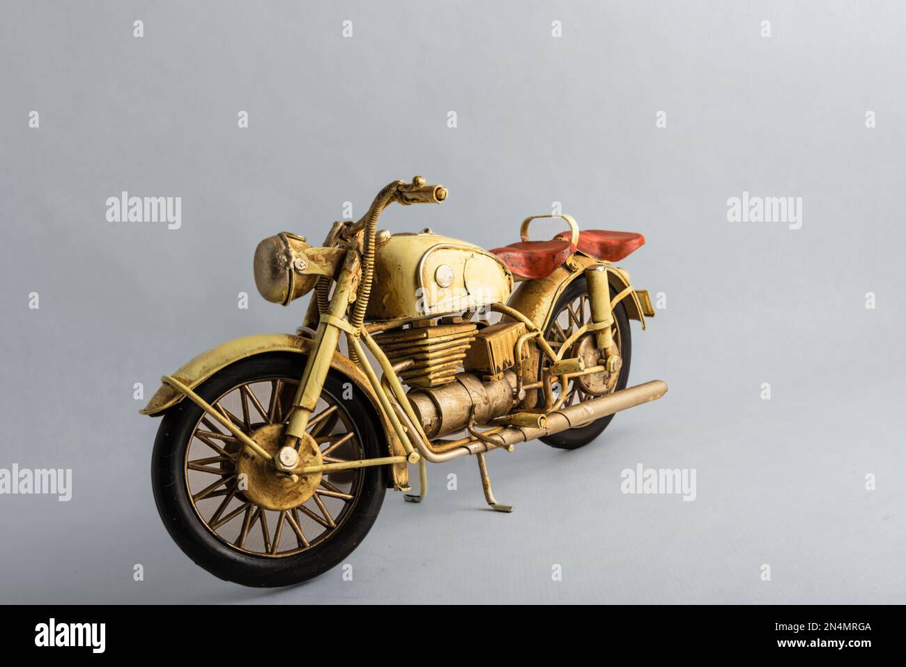 Moto-jouet à collectionner de couleur or avec siège marron Photo