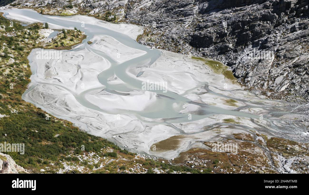 Eaux cristallines du ruisseau du glacier dans le parc naturel d'Adamello-Brenta, Trentin, Italie. Banque D'Images
