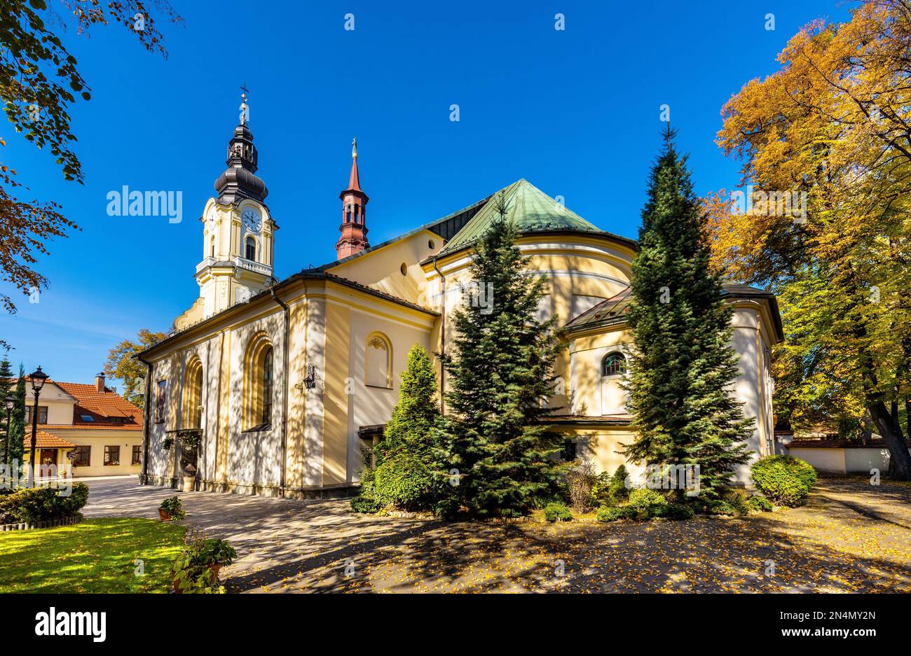 Andrychow, Pologne - 10 octobre 2022: St. Eglise Matthias, kosciol sw. Macieja, sous les couleurs de l'automne dans le quartier historique de la vieille ville d'Andrychow Banque D'Images