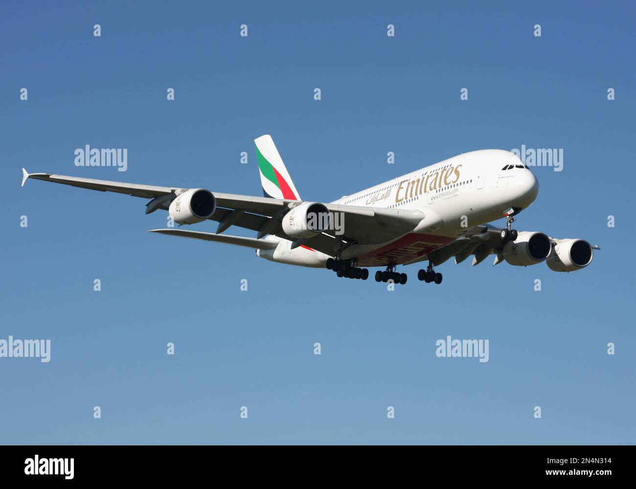 Un Airbus A380 d'Emirates s'approche de l'aéroport de Londres Gatwick Banque D'Images