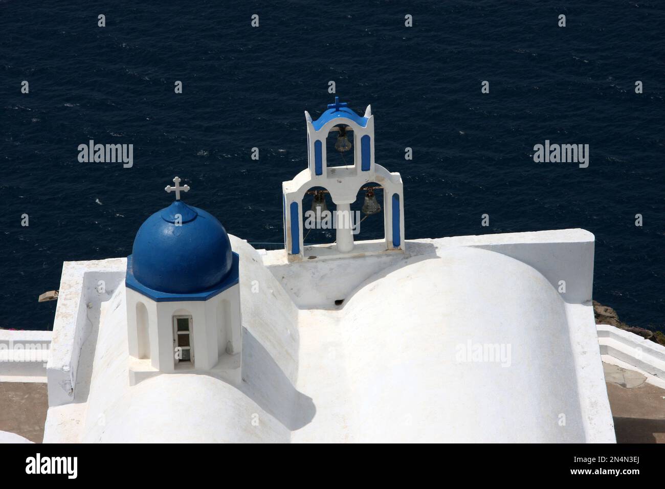 Vue depuis le dessus de l'église grecque à la lisière du rocher Skaros Imerovigli Santorini Banque D'Images