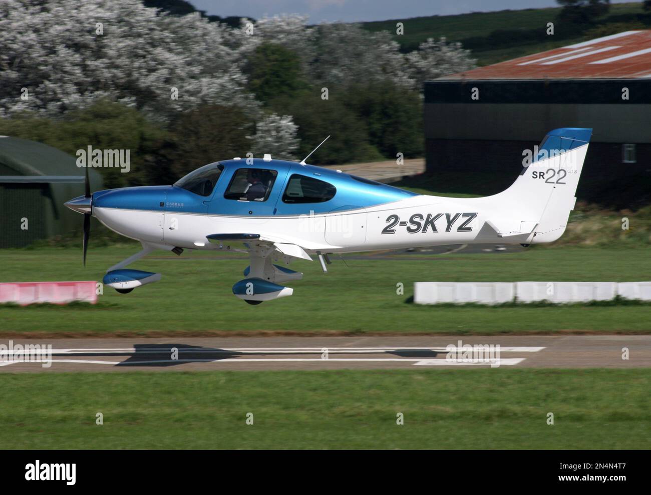 Un avion léger Cirrus SR22-GTS débarquant à l'aéroport de Bembridge, île de Wight, Royaume-Uni Banque D'Images