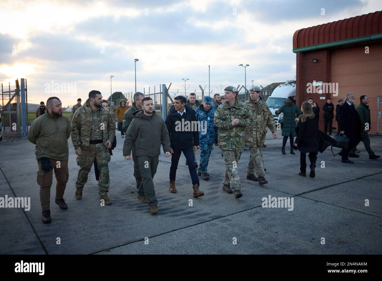 Lulworth, Royaume-Uni. 08th févr. 2023. Le Premier ministre britannique Rishi Sunak, à droite, et le président ukrainien Volodymyr Zelenskyy, à gauche, sont informés de leur arrivée au Centre d’armure du camp de Bovington, à 8 février 2023, à Lulworth, Dorset, au Royaume-Uni. Sunak et Zelenskyy ont rendu visite à des soldats ukrainiens entraînés par l'armée britannique sur des chars Challenger 2. Crédit: Pool photo/Bureau de presse présidentiel ukrainien/Alamy Live News Banque D'Images