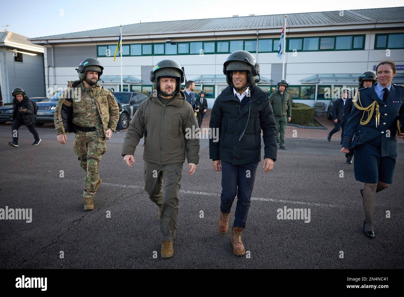 Londres, Royaume-Uni. 08th févr. 2023. Le Premier ministre britannique Rishi Sunak, à droite, et le président ukrainien Volodymyr Zelenskyy, à gauche, embarquent à bord d’un hélicoptère Chinook de la Royal Air Force pour une visite au Bovington Camp Armor Centre, à 8 février 2023, à Dorset, au Royaume-Uni. Sunak et Zelenskyy ont rendu visite à des soldats ukrainiens entraînés par l'armée britannique sur des chars Challenger 2. Crédit: Pool photo/Bureau de presse présidentiel ukrainien/Alamy Live News Banque D'Images