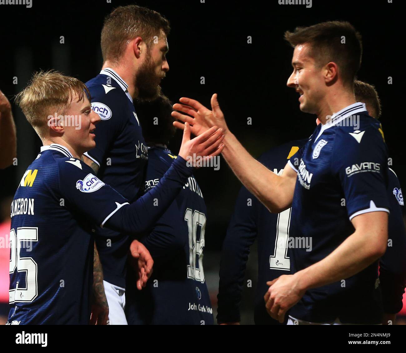 Dundee, Écosse, Royaume-Uni. 8th février 2023 ; Dens Park, Dundee, Écosse : SPFL Trust football, Dundee versus Raith Rovers ; Lyall Cameron de Dundee est félicité après avoir obtenu le score 2-0 par Cammy Kerr dans le crédit de 28th minutes : action plus Sports Images/Alay Live News Banque D'Images