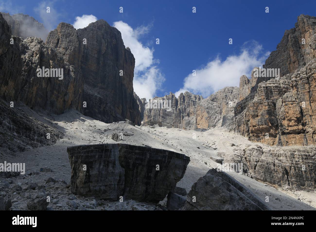 Paysage ensoleillé d'été avec des rochers monumentaux dans le Parc naturel d'Adamello-Brenta, Dolomites, Italie Banque D'Images