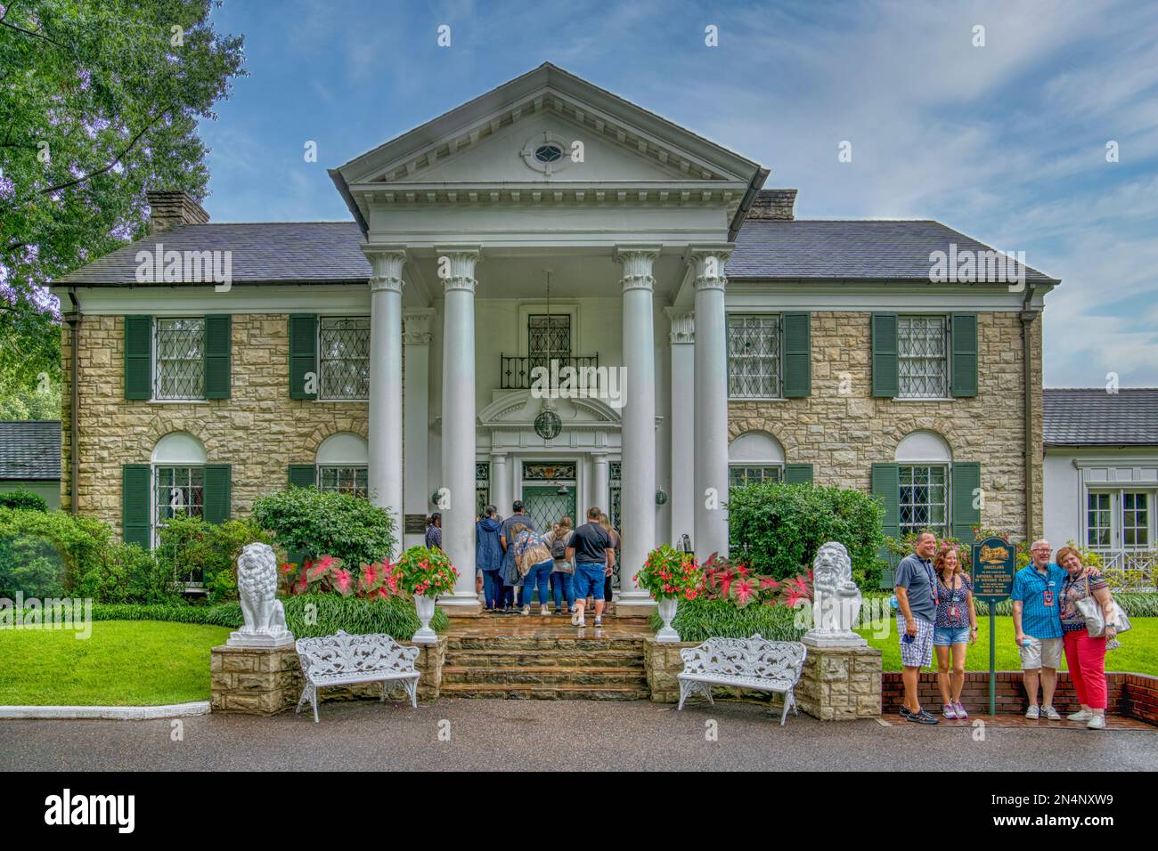 Visiteurs à l'extérieur de Graceland, la maison d'Elvis Presley, à Memphis, Tennessee. Banque D'Images
