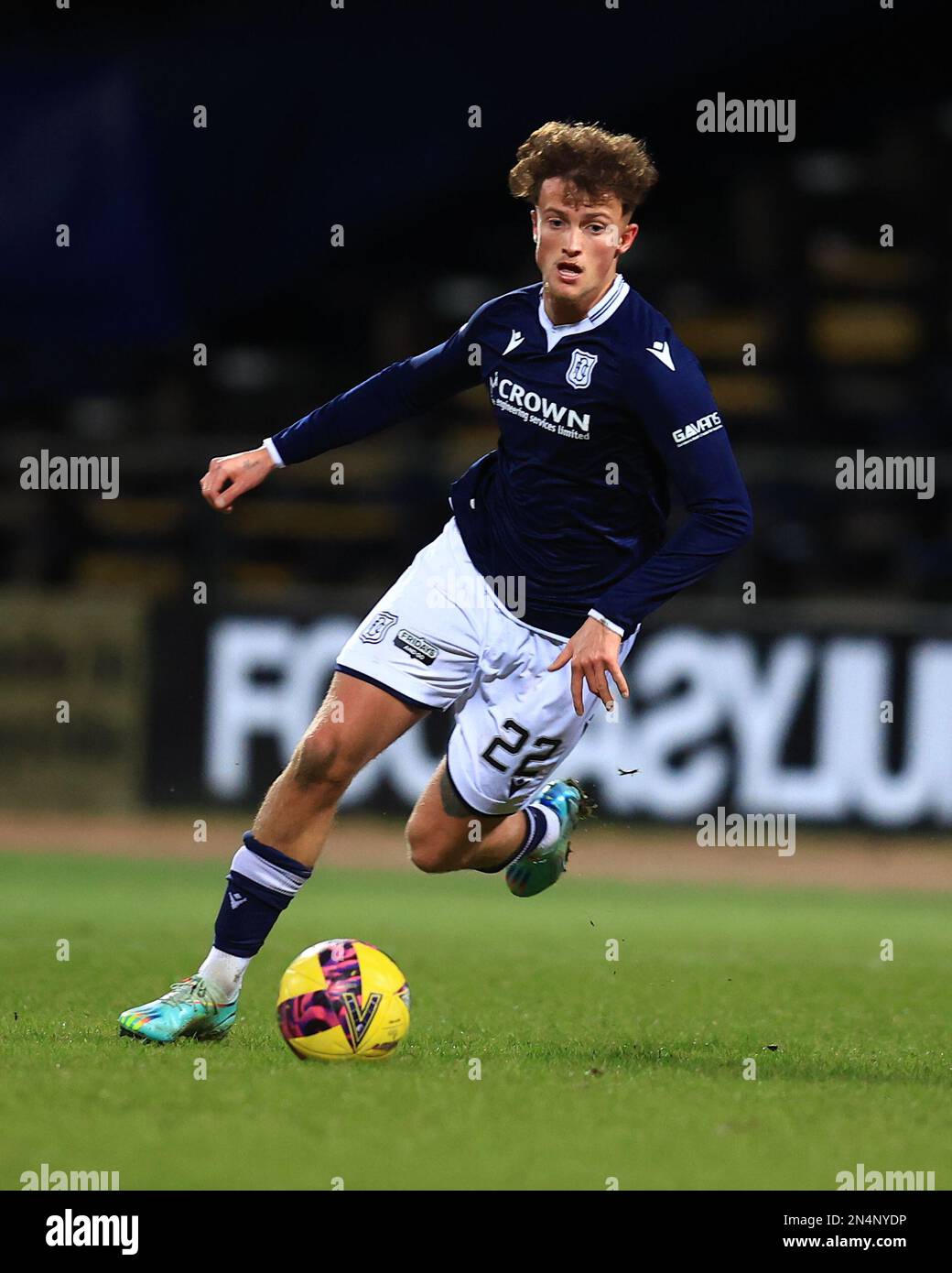 Dundee, Écosse, Royaume-Uni. 8th février 2023 ; Dens Park, Dundee, Écosse : ballon de football SPFL Trust, Dundee versus Raith Rovers ; crédit Ben Williamson de Dundee : Images sportives action plus/Alamy Live News Banque D'Images