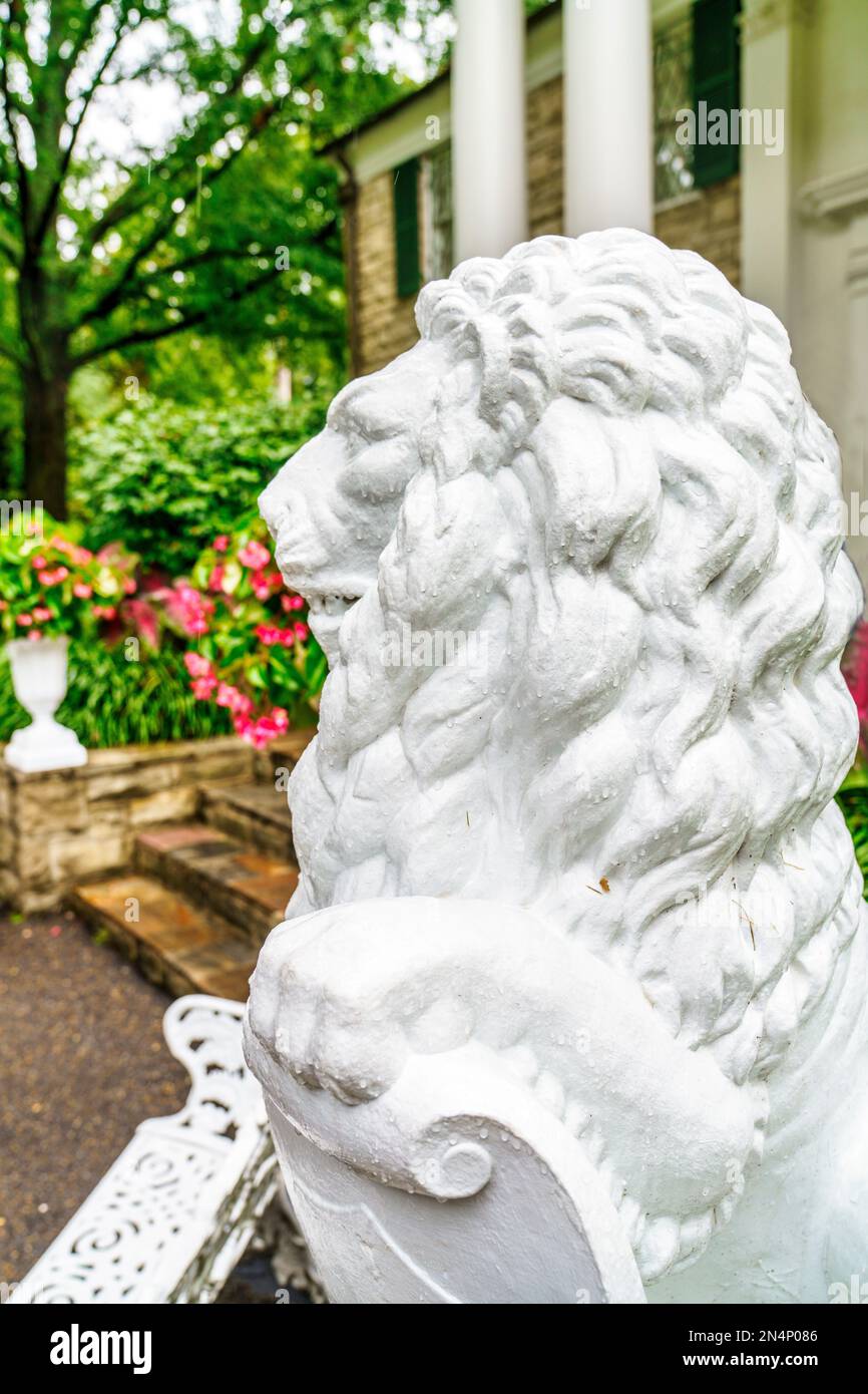 Statue de lion blanc à l'entrée de Graceland, la maison d'Elvis Presley à Memphis, Tennessee. Banque D'Images