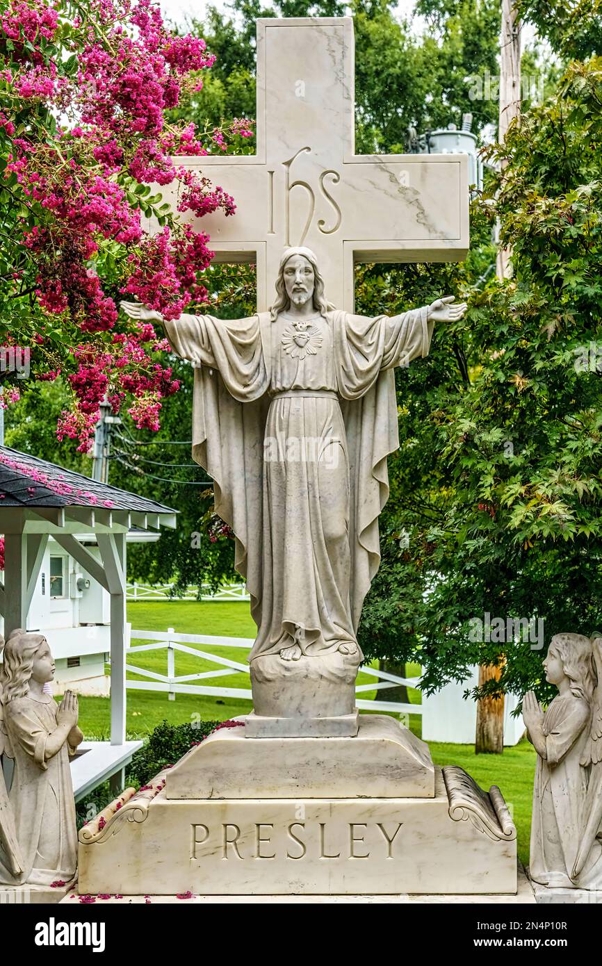 Statue de Jésus au coeur effrayé dans le jardin de méditation de Graceland, la maison d'Elvis Presley à Memphis, Tennessee. Banque D'Images