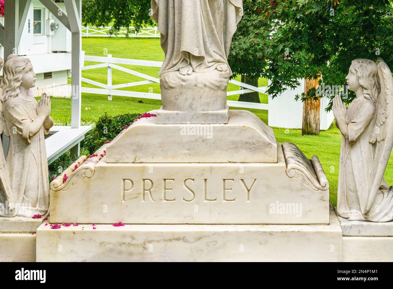 Agenouiller les Anges sur la statue de coeur effrayé de Jésus dans le jardin de méditation de Graceland, la maison d'Elvis Presley à Memphis, Tennessee. Banque D'Images