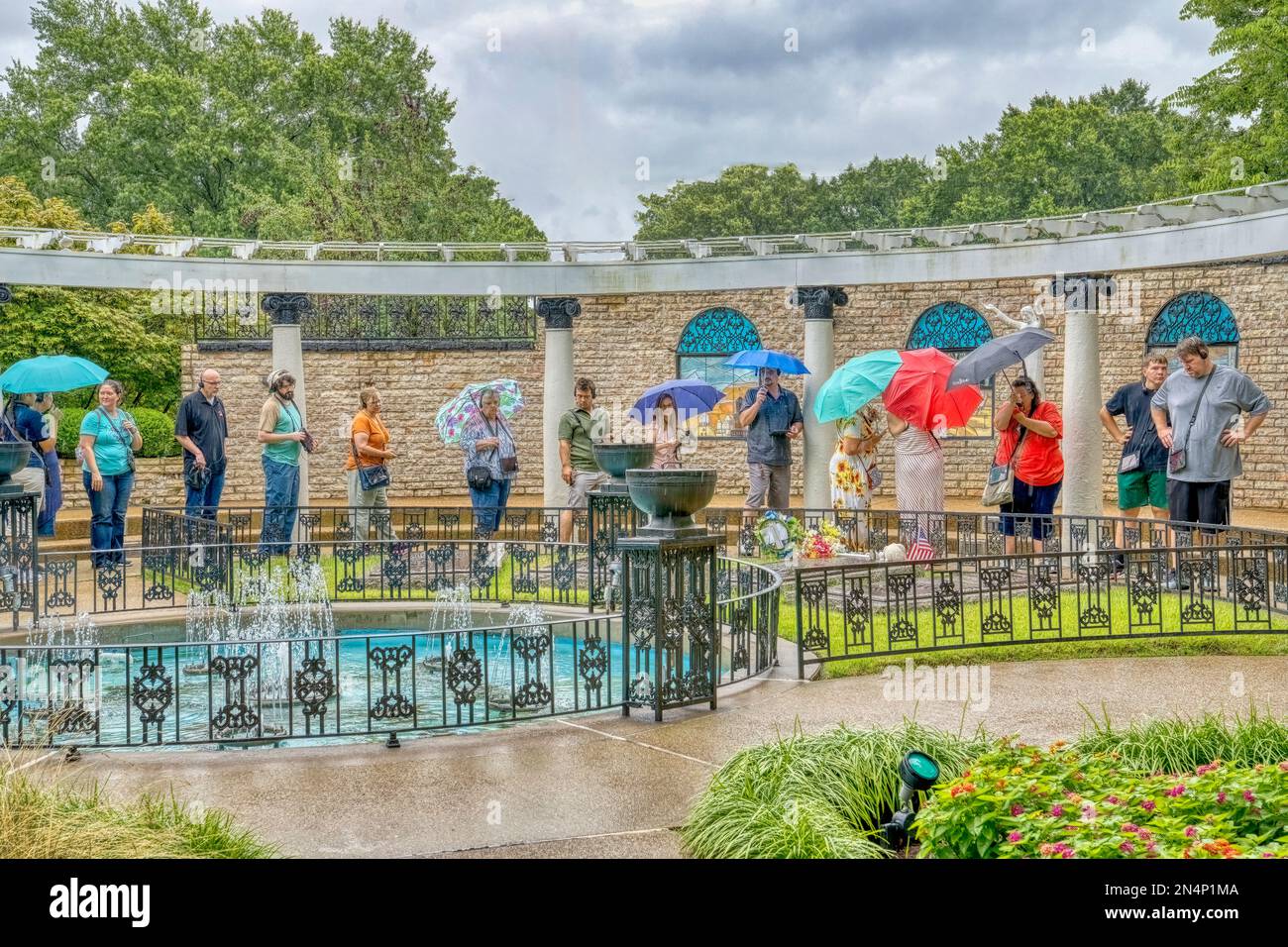 Les visiteurs rendent hommage aux tombes familiales de Presley dans le jardin de méditation de Graceland, la maison d'Elvis Presley à Memphis, Tennessee. Banque D'Images