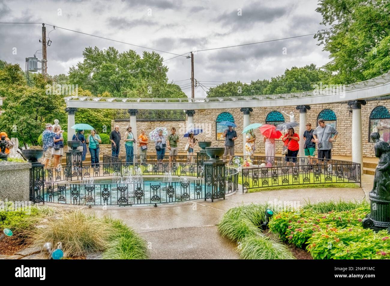 Les visiteurs rendent hommage aux tombes familiales de Presley dans le jardin de méditation de Graceland, la maison d'Elvis Presley à Memphis, Tennessee. Banque D'Images