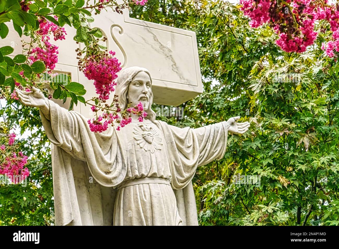 Détail de la statue de coeur effrayé de Jésus dans le jardin de méditation de Graceland, la maison d'Elvis Presley à Memphis, Tennessee. Banque D'Images