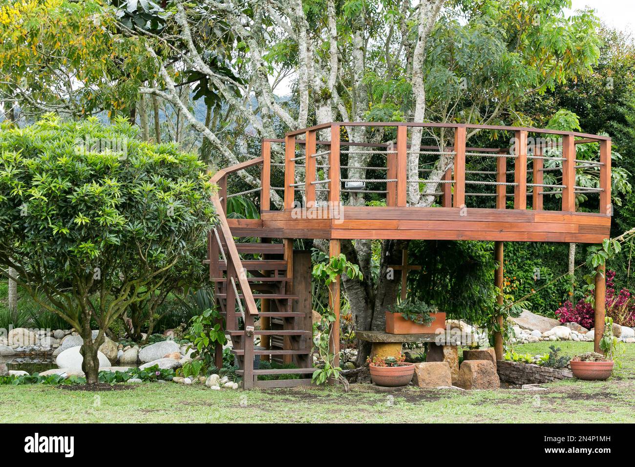 Balcon romantique, bois brun fait autour D'Un arbre. Banque D'Images