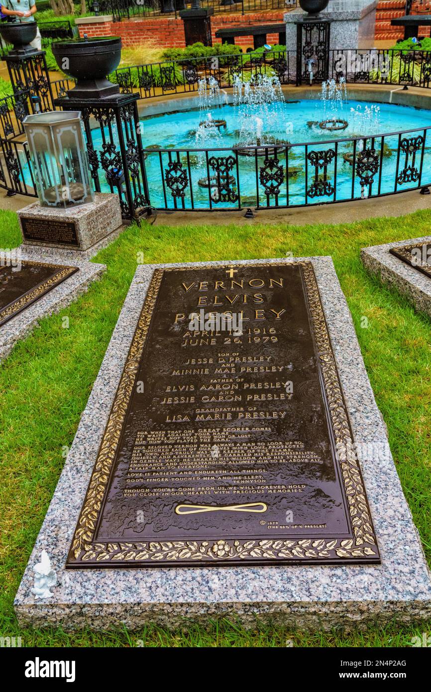 La tombe du Père d’Elvis Presley dans le jardin de méditation de Graceland, sa maison à Memphis, Tennessee. Banque D'Images