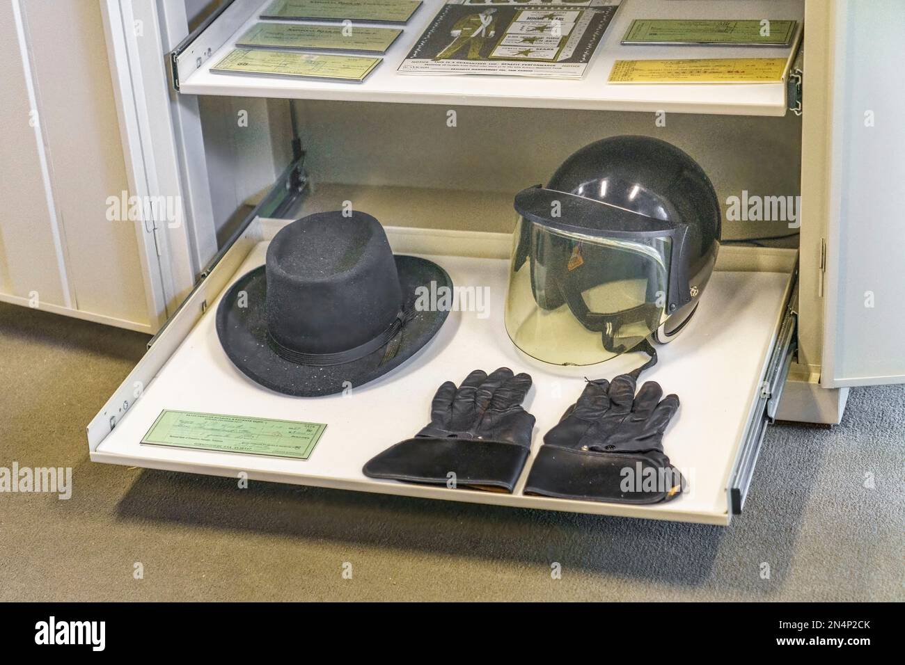 L'équipement moto d'Elvis Presley exposé lors d'une visite VIP à Graceland, sa maison à Memphis, Tennessee. Banque D'Images