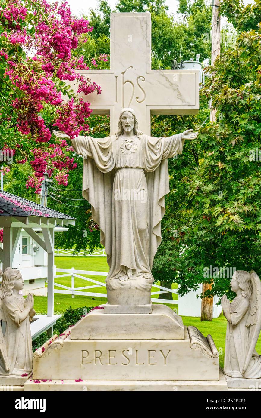 Statue de Jésus au coeur effrayé dans le jardin de méditation de Graceland, la maison d'Elvis Presley à Memphis, Tennessee. Banque D'Images
