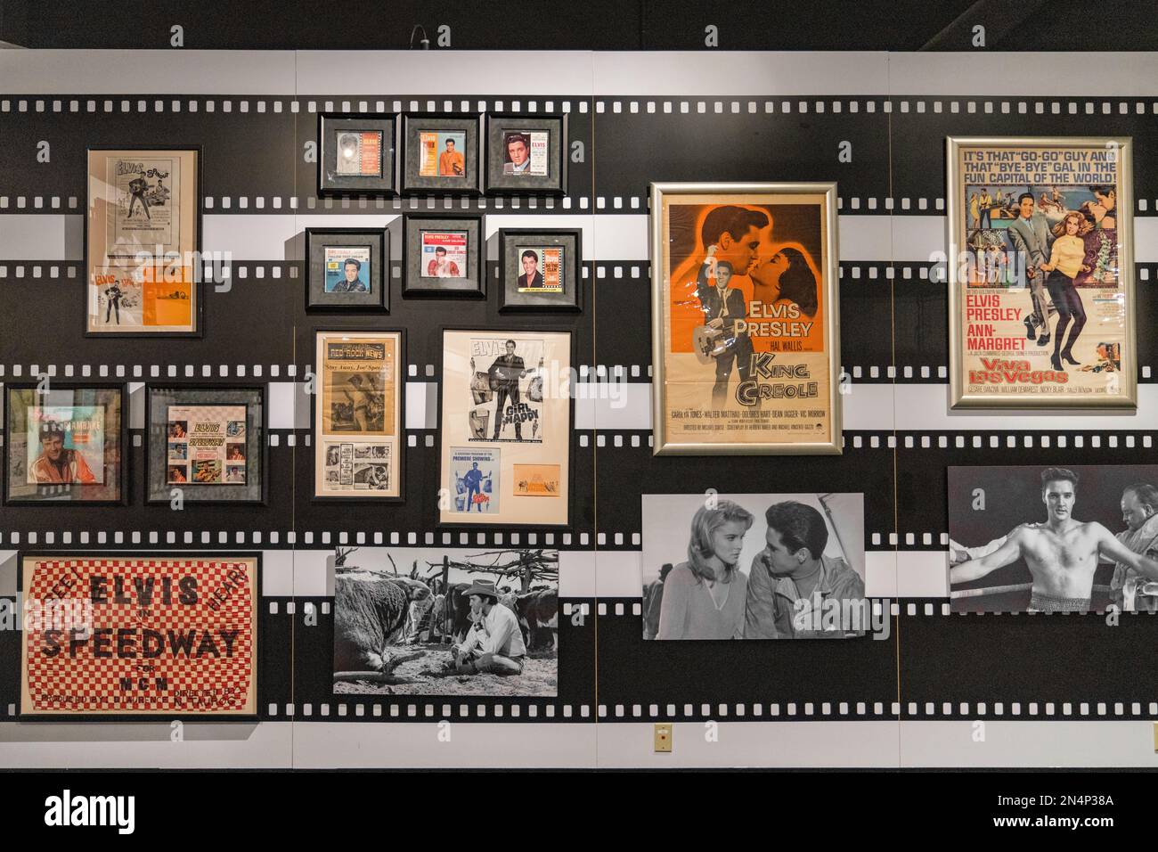 Exposition de souvenirs du film Elvis dans le Memphis Entertainment Complex d'Elvis Presley à Graceland à Memphis, Tennessee. Banque D'Images Exposition de souvenirs du film Elvis dans le Memphis Entertainment Complex d'Elvis Presley à Graceland à Memphis, Tennessee. Banque D'Images