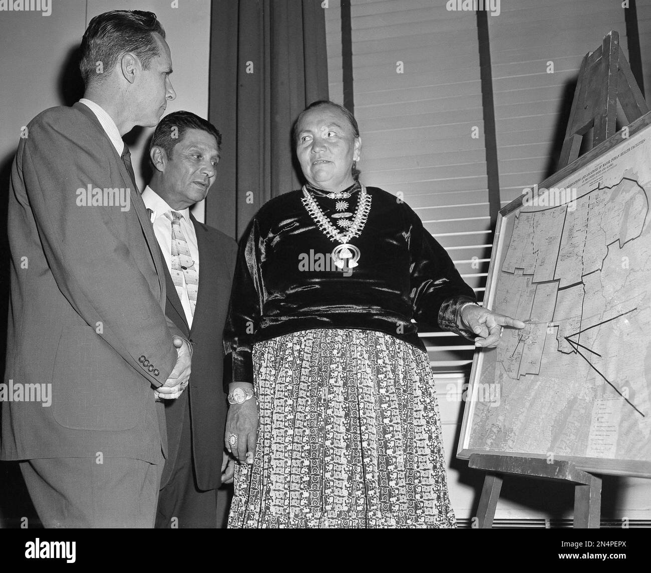 Annie Wauneka, right, chairman of the Navajo Tribal Council's health committee, talks with Surgeon General Leroy E. Burney, left, before a closed meeting of the advisory committee on Indian health at the Department of Health, Education and Welfare, Sept. 26, 1956. Looking on at center is Frank Ducheneaux, chairman of the South Dakota Cheyenne River Sioux Tribal Council. (AP Photo/Henry Burroughs) Banque D'Images