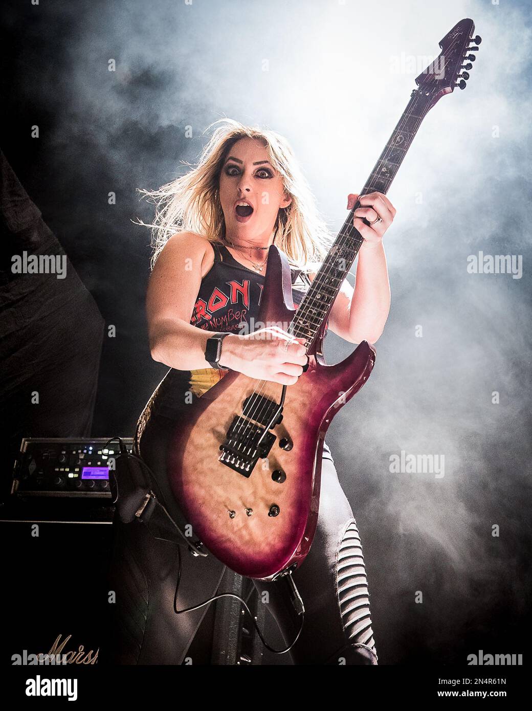 Nikki Stringfield de Iron Maidens jouant en direct en 2023 Banque D'Images