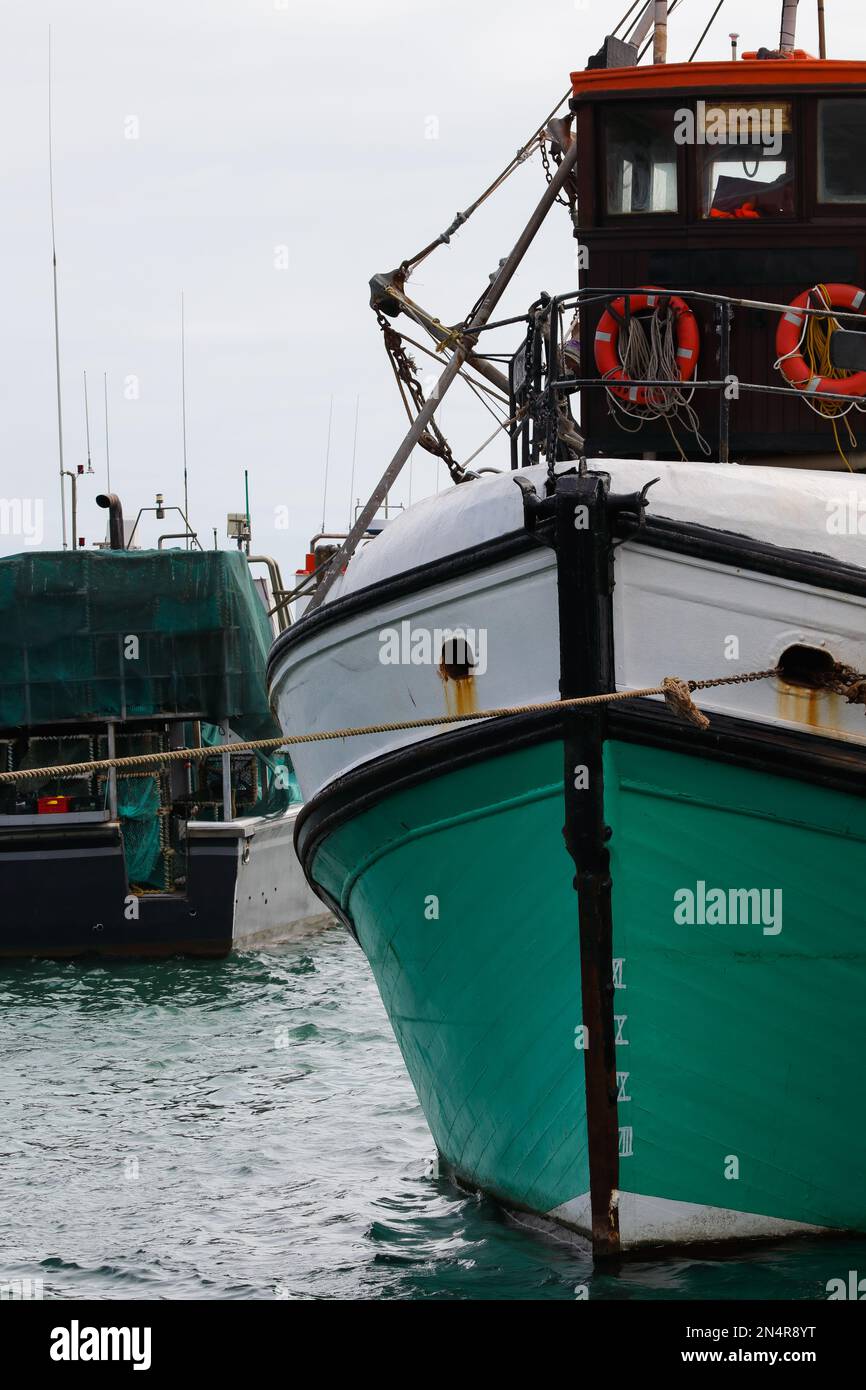 Pêche Trawler avec bouées Life dans le port Banque D'Images