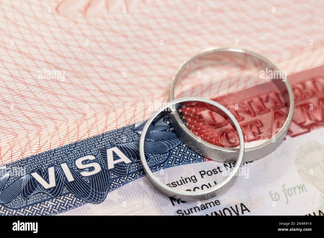 Mariage sonne sur le passeport avec nous visa comme concept de mariage de  commodité Photo Stock - Alamy