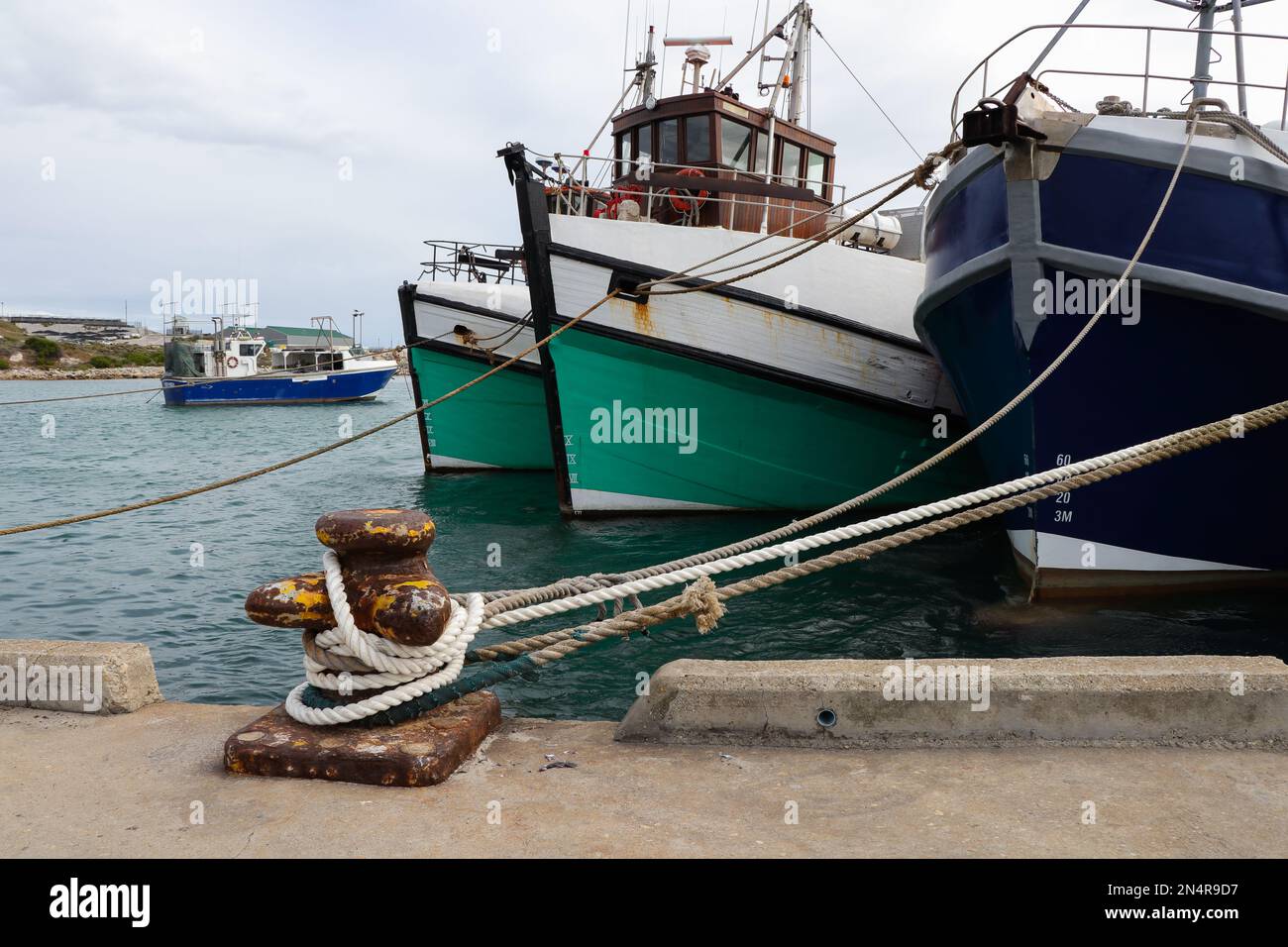 Chalutiers de pêche amarrés à Bolard sur Harbour Quay Banque D'Images