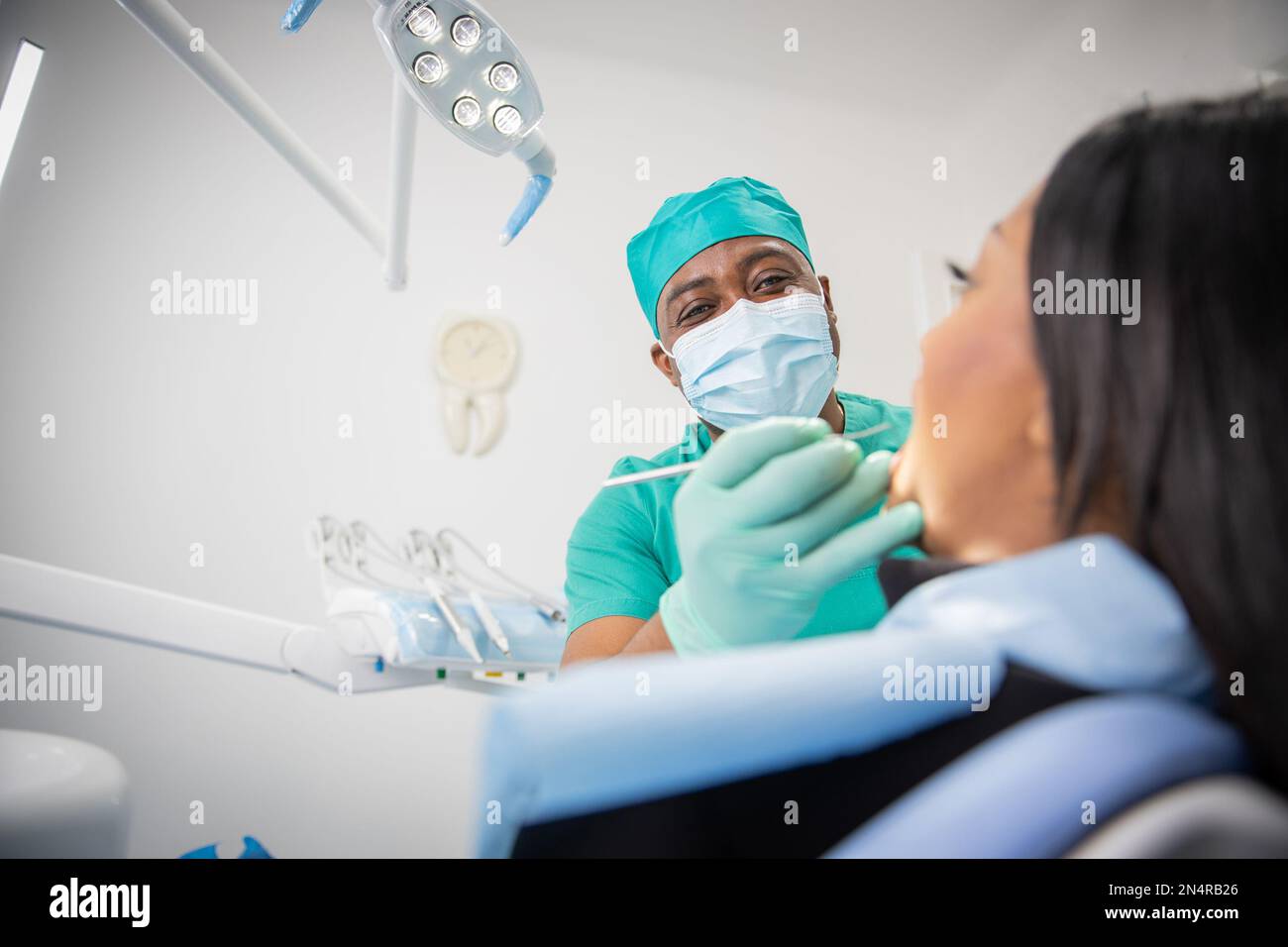 Un dentiste africain rend visite à un patient dans son dentaire