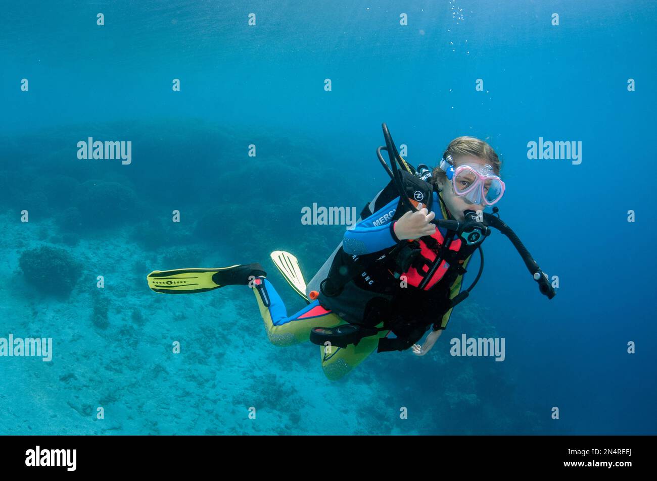 Fille de 9 ans plongée, après 1 site de plongée, île de Menjangan, Bueleng, Bali, Indonésie Banque D'Images